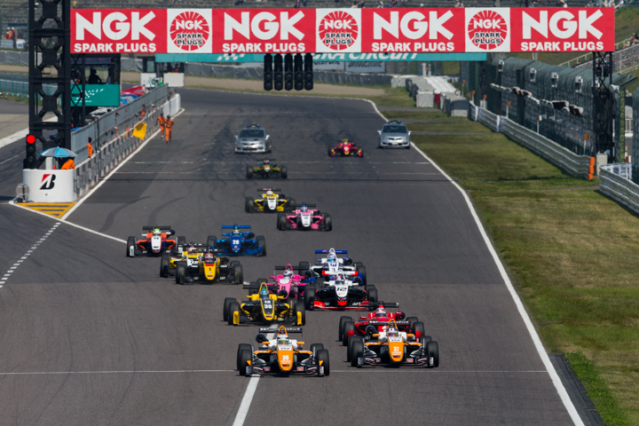 12周の決勝レースがスタートした