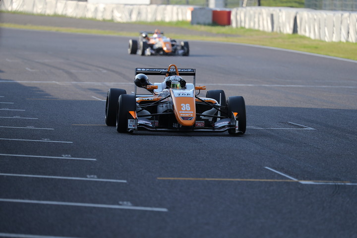 トップでゴールする坪井翔（カローラ中京Kuo TOM'S F317）