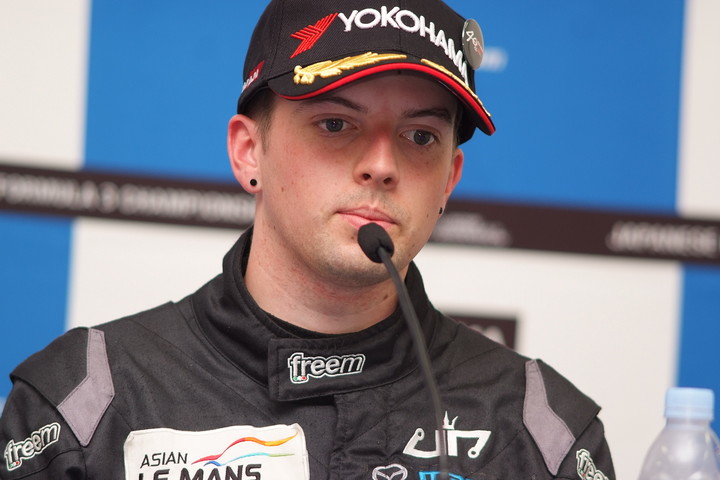 決勝記者会見: Nクラスで優勝したジェイク・パーソンズ（NODA RACING）