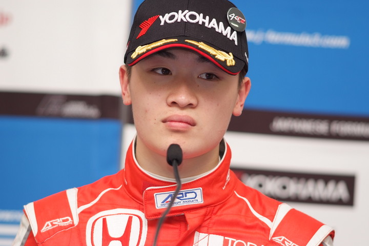 決勝記者会見: 3位の阪口晴南（TODA RACING）