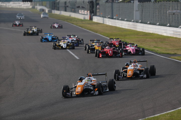 17周の決勝レースがスタートした