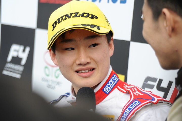 優勝した角田裕毅（Hondaフオ一ミュラ・ドリ一ム・プロジ工クト）