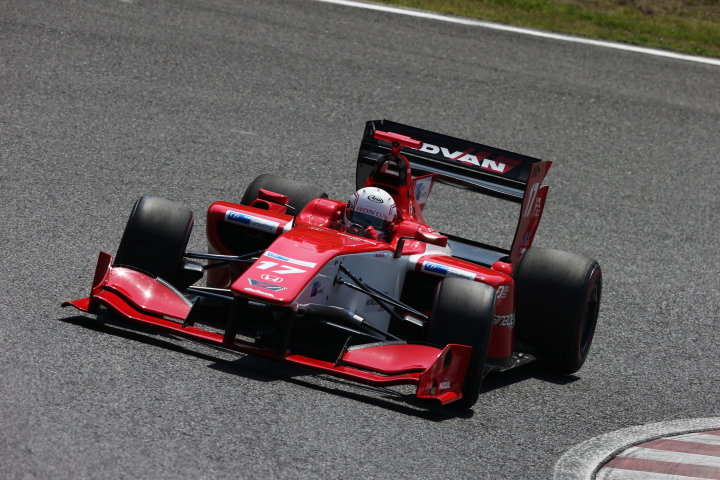 フリー走行1回目: 塚越広大（REAL SF14）