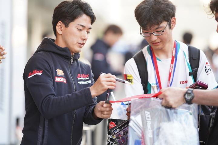 キッズピットウォーク: 千代勝正（B-MAX Racing Team）