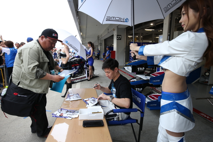 ピットウォーク: 小林可夢偉（carrozzeria Team KCMG）