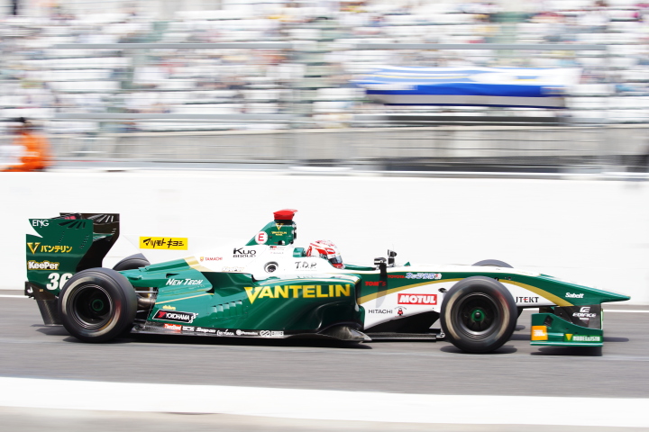 スタート進行: 中嶋一貴（VANTELIN KOWA TOM’S SF14）