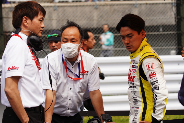 スタート進行: 本山哲監督と千代勝正（B-MAX Racing Team）