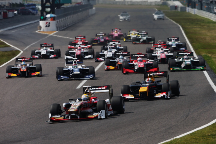 決勝レース: 51周・300kmのレースがスタートした