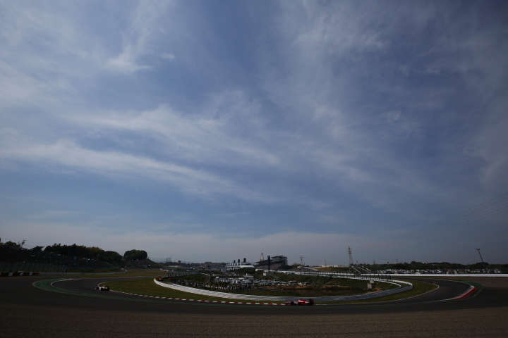 決勝レース: 1～2コーナーを駆ける