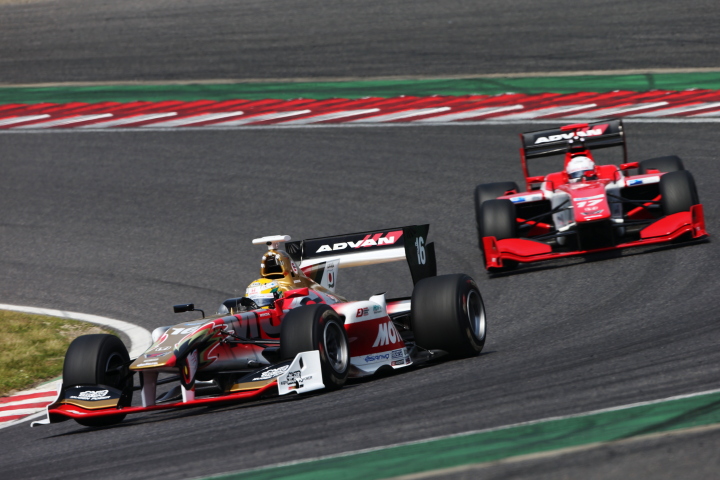 決勝レース: 山本尚貴（TEAM MUGEN SF14） vs 塚越広大（REAL SF14）