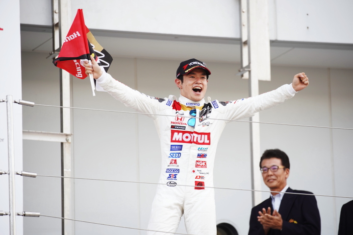 表彰式: 優勝した山本尚貴（TEAM MUGEN）