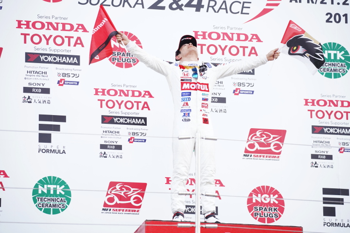 表彰式: 優勝した山本尚貴（TEAM MUGEN）