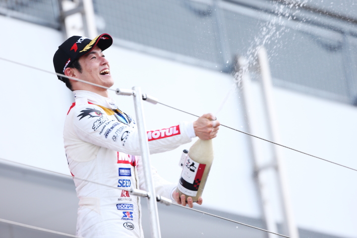 表彰式: 優勝した山本尚貴（TEAM MUGEN）がシャンパンファイト