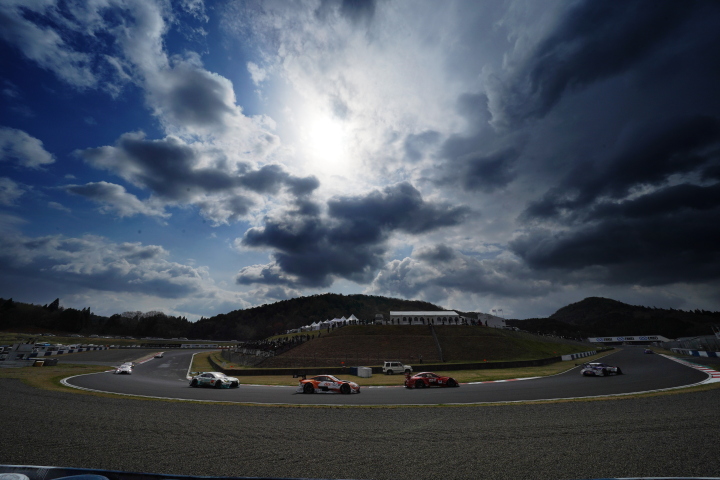 公式練習: パイパーコーナーを回り込むGTマシン