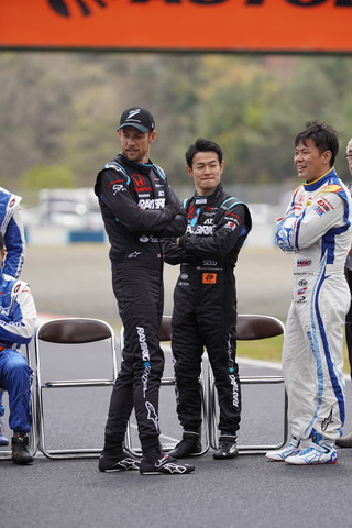 集合写真: ジェンソン・バトンと山本尚貴（TEAM KUNIMITSU）