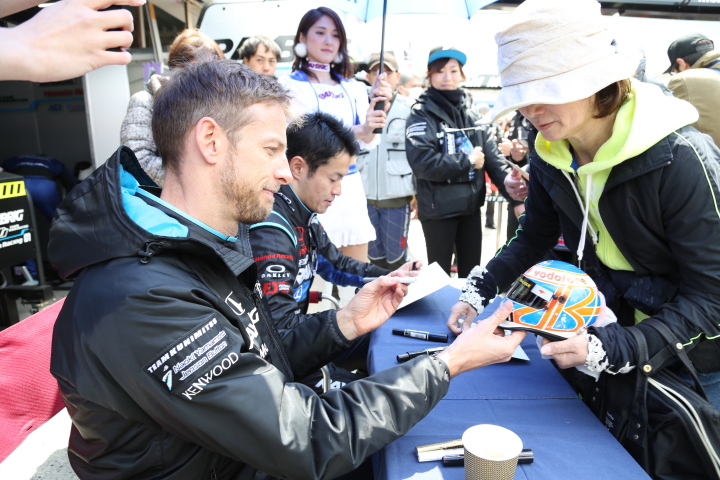 ピットウォーク: ジェンソン・バトン（TEAM KUNIMITSU）