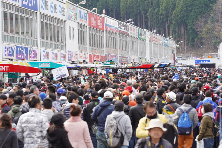 ピットウォーク: ファンでぎゅうぎゅう