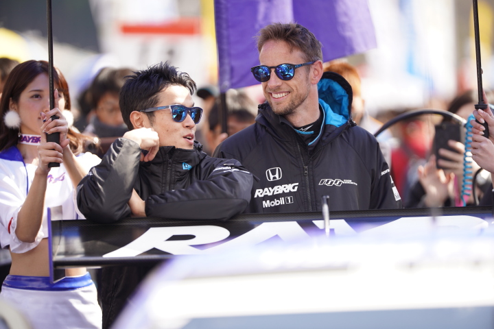 スターティンググリッド: 山本尚貴とジェンソン・バトン（TEAM KUNIMITSU）