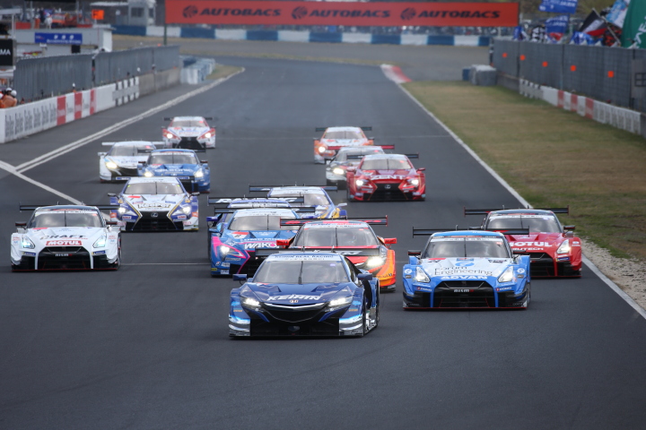 決勝レース: GT500クラスのスタートシーン