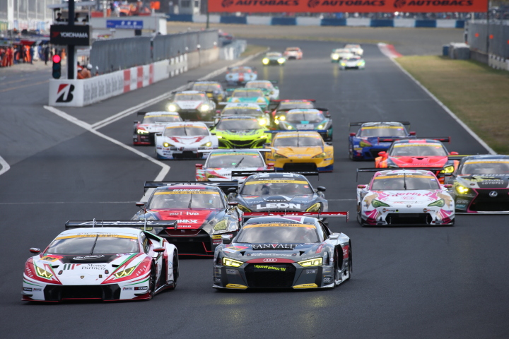 決勝レース: GT300クラスのスタートシーン