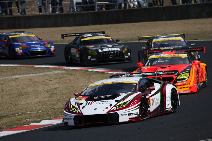 決勝レース: 序盤トップに立った平峰一貴（マネパ ランボルギーニ GT3）