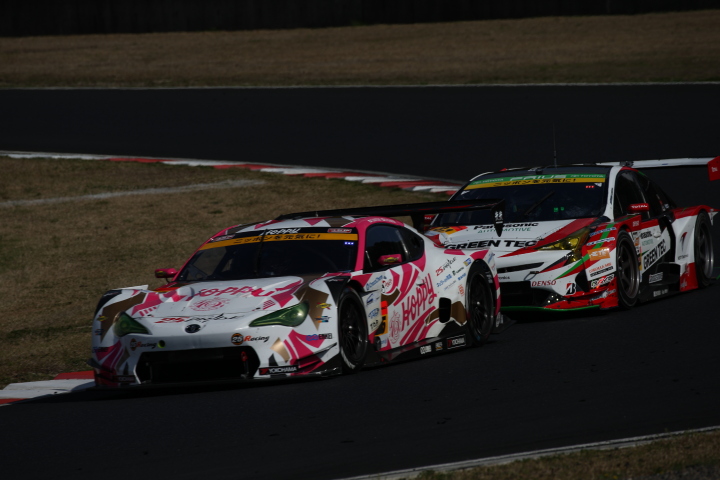 決勝レース: 坪井翔（HOPPY 86 MC） vs 嵯峨宏紀（TOYOTA PRIUS apr GT）