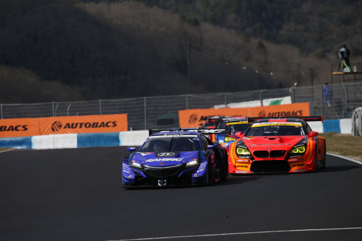 決勝レース: ジェンソン・バトン（RAYBRIG NSX-GT）と周回遅れにされる高木真一（ARTA BMW M6 GT3）