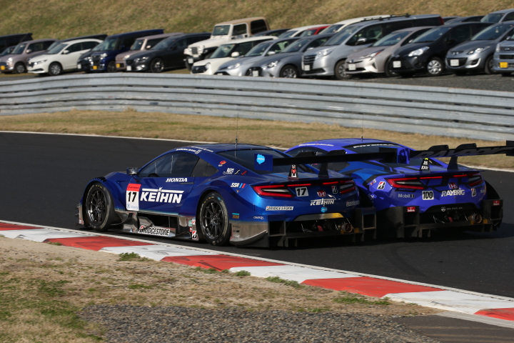 決勝レース: 塚越広大（KEIHIN NSX-GT） vs 山本尚貴（RAYBRIG NSX-GT）