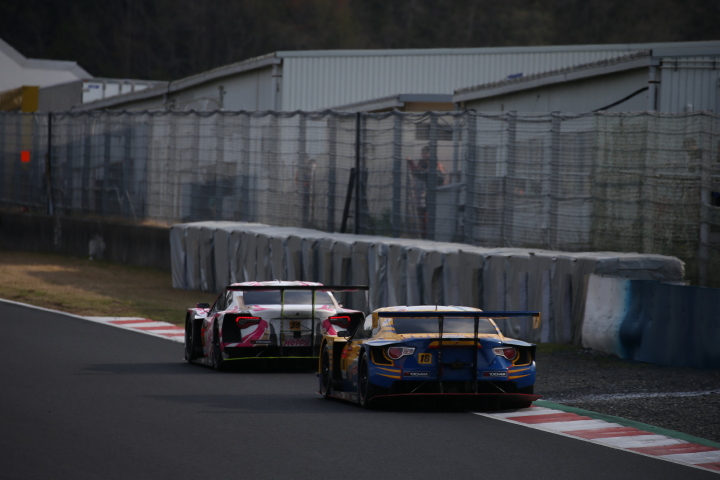 決勝レース: 松井孝允（HOPPY 86 MC） vs 小林崇志（UPGARAGE 86 MC）