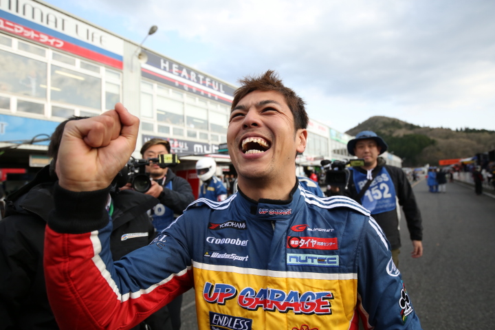 決勝レース: GT300クラスで優勝した中山友貴（TEAM UPGARAGE）