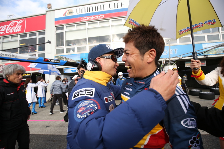 決勝レース: GT300クラスで優勝した中山友貴（TEAM UPGARAGE）