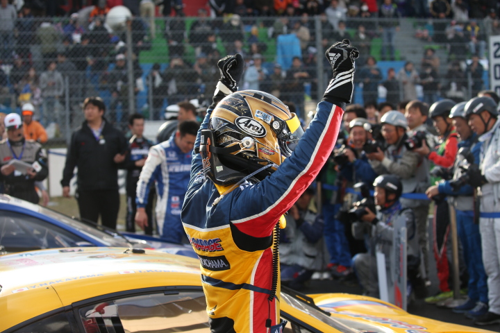 決勝レース: GT300クラスで優勝した小林崇志（TEAM UPGARAGE）
