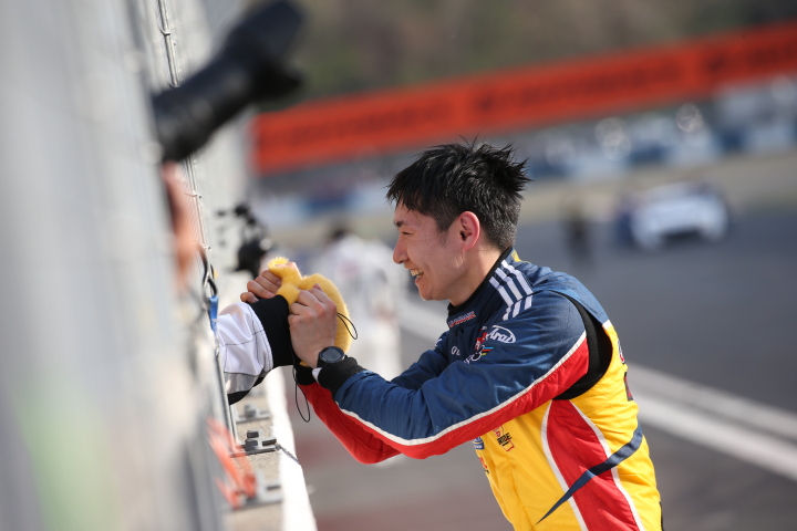 決勝レース: GT300クラスで優勝した小林崇志（TEAM UPGARAGE）