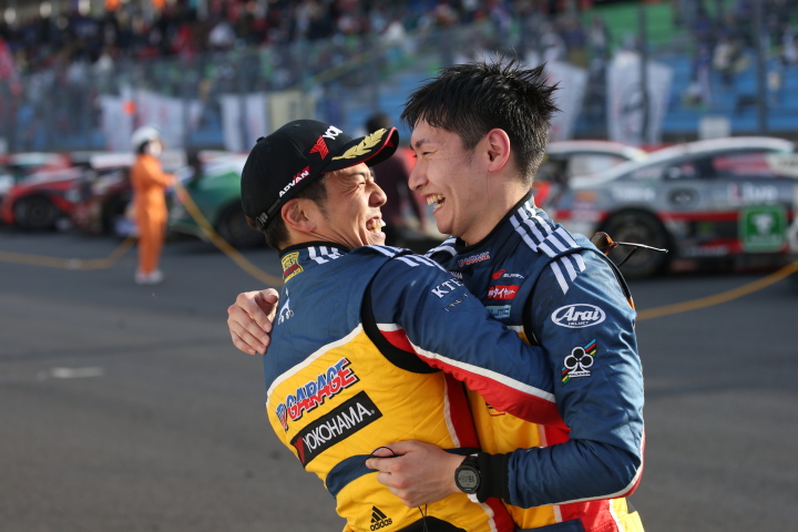 G決勝レース: T300クラスで優勝し抱き合う中山友貴と小林崇志（TEAM UPGARAGE）