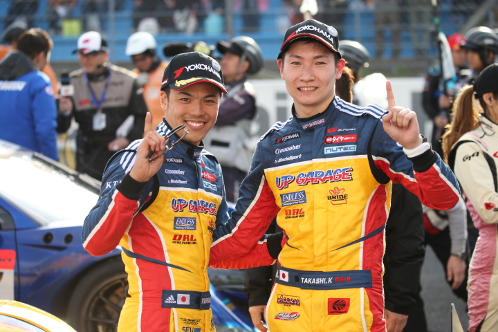 決勝レース: GT300クラスで優勝した中山友貴と小林崇志（TEAM UPGARAGE）