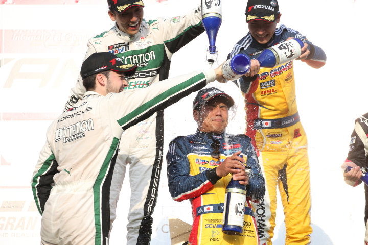 表彰式: GT300クラスのシャンパンファイト