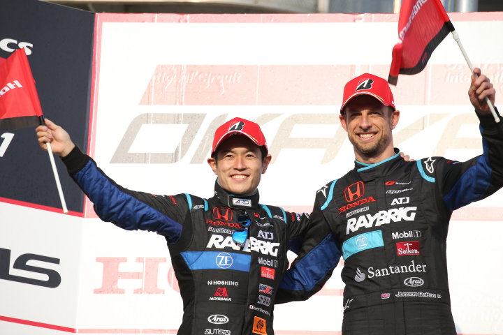 表彰式: GT500クラスで優勝した山本尚貴とジェンソン・バトン（TEAM KUNIMITSU）