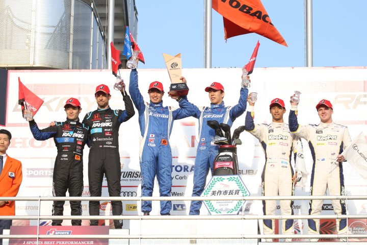 表彰式: GT500クラスの上位3チーム