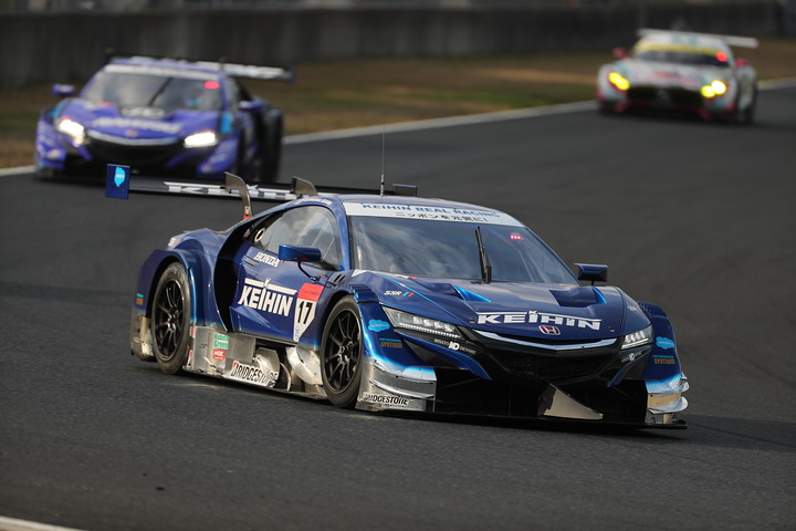 レース終盤、塚越広大のマシンのフロントに他車のマシンから脱落したパーツが刺さる