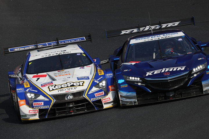 レース序盤、ヘアピンで接触しながら小暮卓史をパスするニック・キャシディ