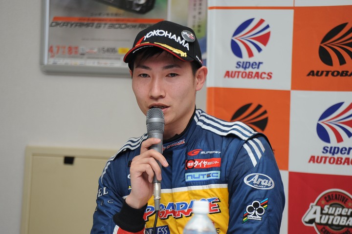 決勝記者会見: GT300クラス優勝の小林崇志（TEAM UPGARAGE）