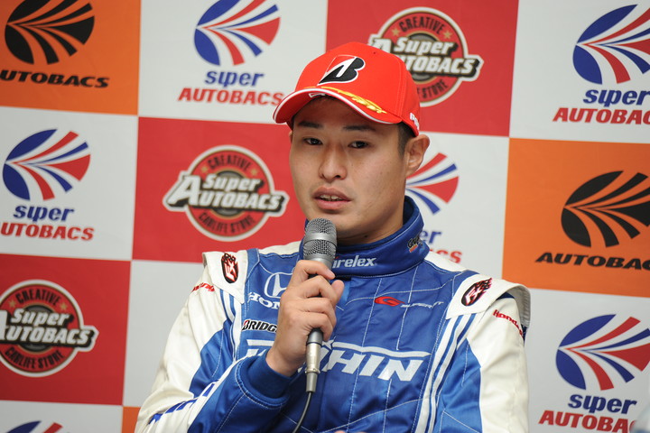 決勝記者会見: GT500クラス優勝の塚越広大（KEIHIN REAL RACING）