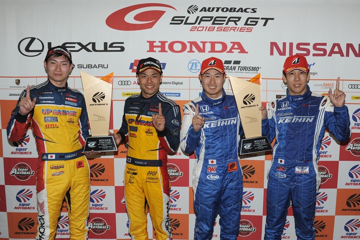 決勝フォトセッション: 両クラスの優勝ドライバー