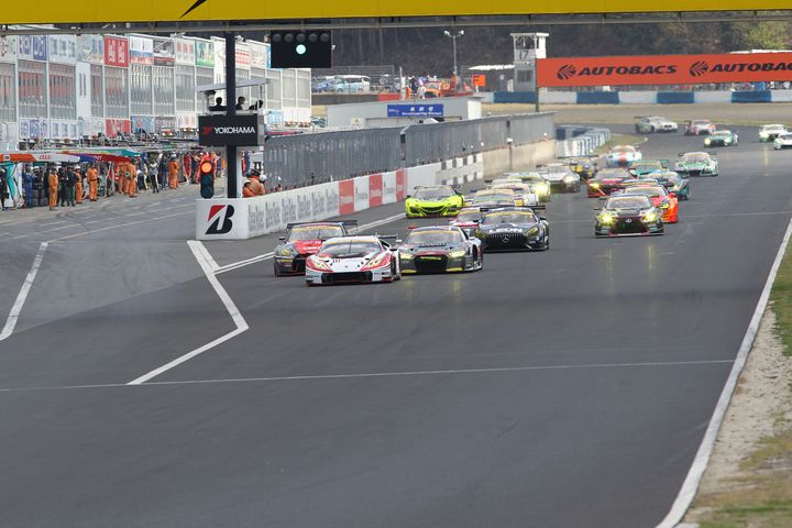 GT300クラスのスタートシーン