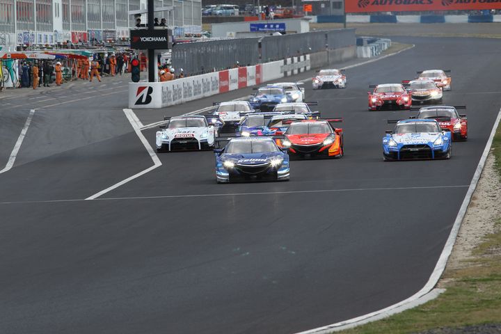 GT500クラスのスタートシーン