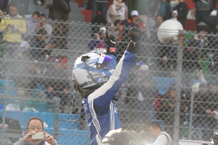 GT500クラス優勝の塚越広大（KEIHIN REAL RACING）