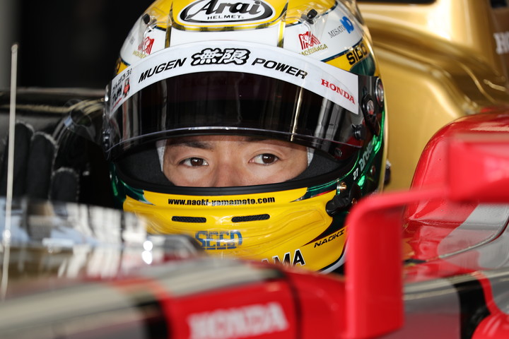 公式予選: ピットで待機する山本尚貴（TEAM MUGEN）