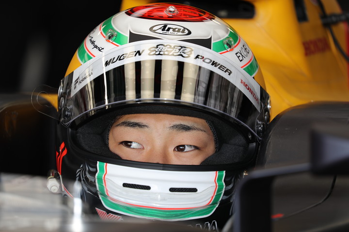 公式予選: ピットで待機する福住仁嶺（TEAM MUGEN）