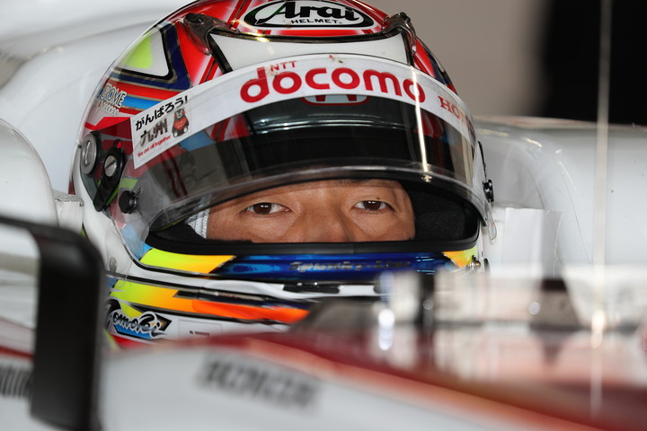 公式予選: ピットで待機する野尻智紀（DOCOMO TEAM DANDELION RACING）