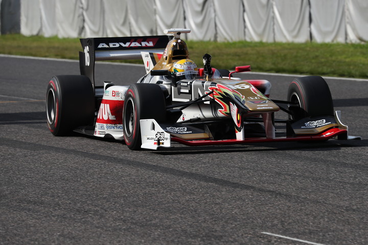 トップでゴールする山本尚貴（TEAM MUGEN SF14）